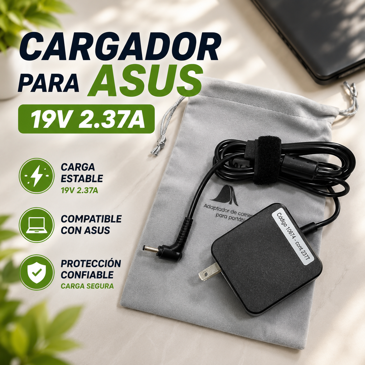 Cargador negro para laptop Asus de 19V 2.37A con cable y conector, presentado sobre una bolsa de tela gris en un escritorio con plantas.