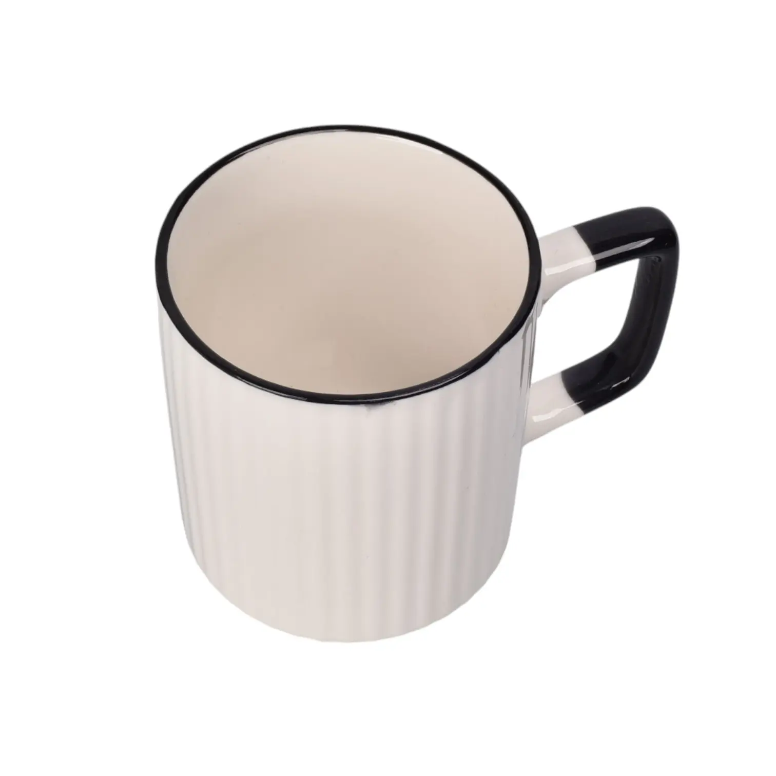 Mug de cerámica blanca acanalada con borde y asa decorada en negro, visto en ángulo superior.