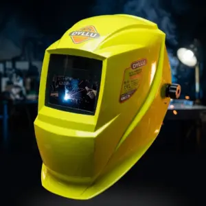 Careta de soldar inteligente amarilla brillante Dyllu con visor digital que muestra un arco de soldadura encendido, diseño ergonómico y perilla lateral de ajuste.