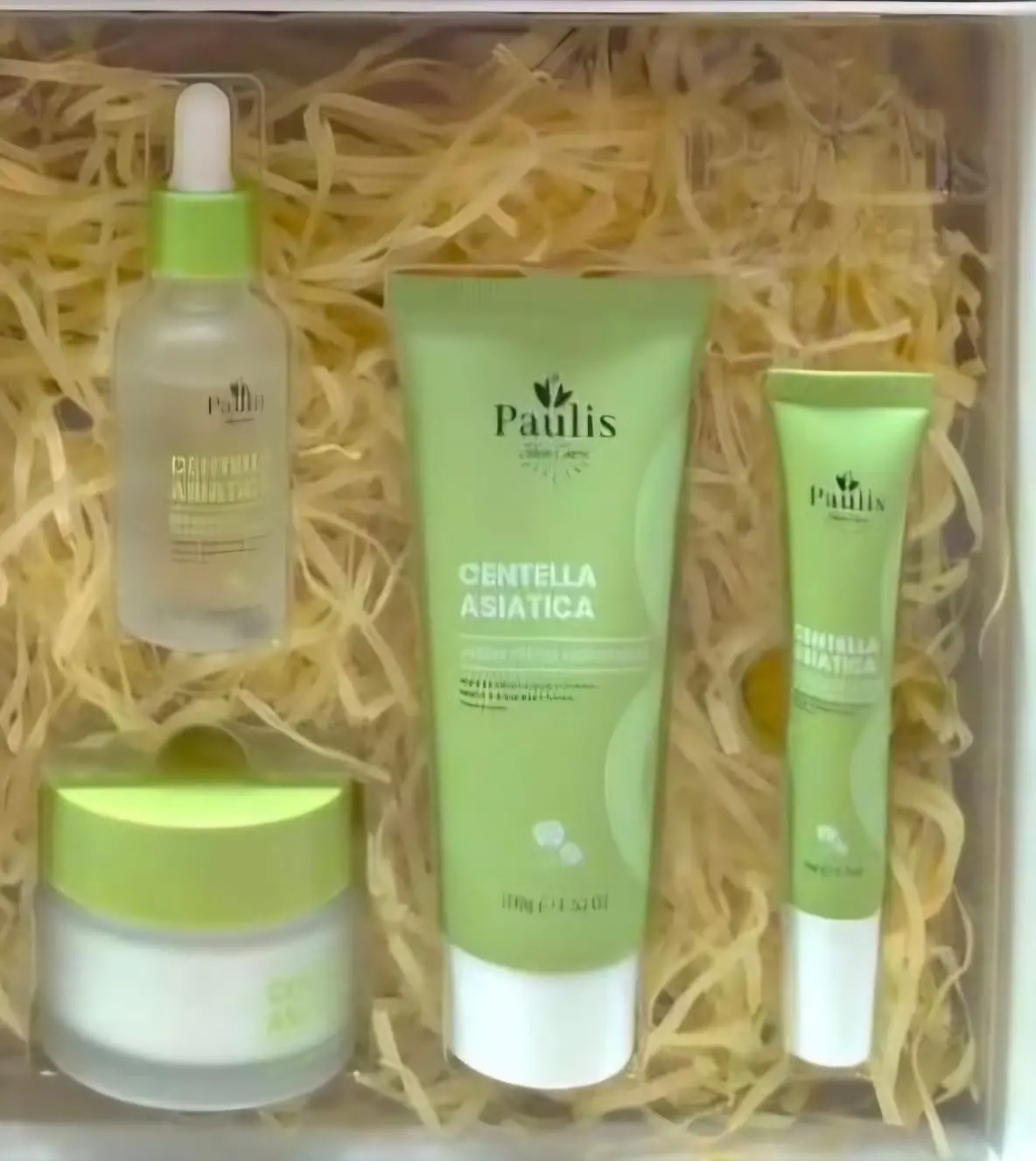 Kit facial verde de Centella Asiática para piel sensible en caja de regalo con viruta de papel, incluye sérum, crema en tarro, tubo mediano y tubo delgado.
