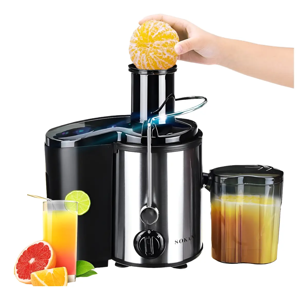 Extractor de jugos eléctrico Sokany plateado y negro con motor de 800W, jarra recolectora y mano colocándose una naranja en la boquilla.