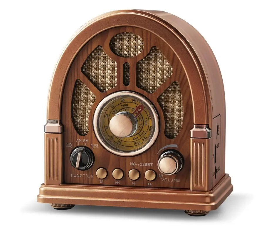 Radio retro portátil en acabado cobrizo y textura de madera, con dial circular central, perillas de control y rejilla acústica superior.