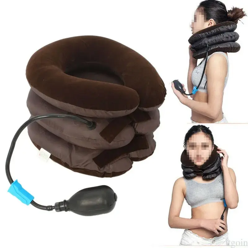Soporte inflable para cuello marrón aterciopelado con bomba manual. Incluye vistas de uso para alivio cervical en perfil y frente.