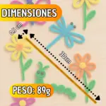 Limpiapipas dorado flexible de 30 cm de largo y 0,5 cm de grosor sobre mesa con figuras artesanales de flores y animales.