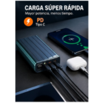 Batería portátil azul metálica con textura estriada y cables integrados cargando un smartphone y audífonos inalámbricos con carga rápida.