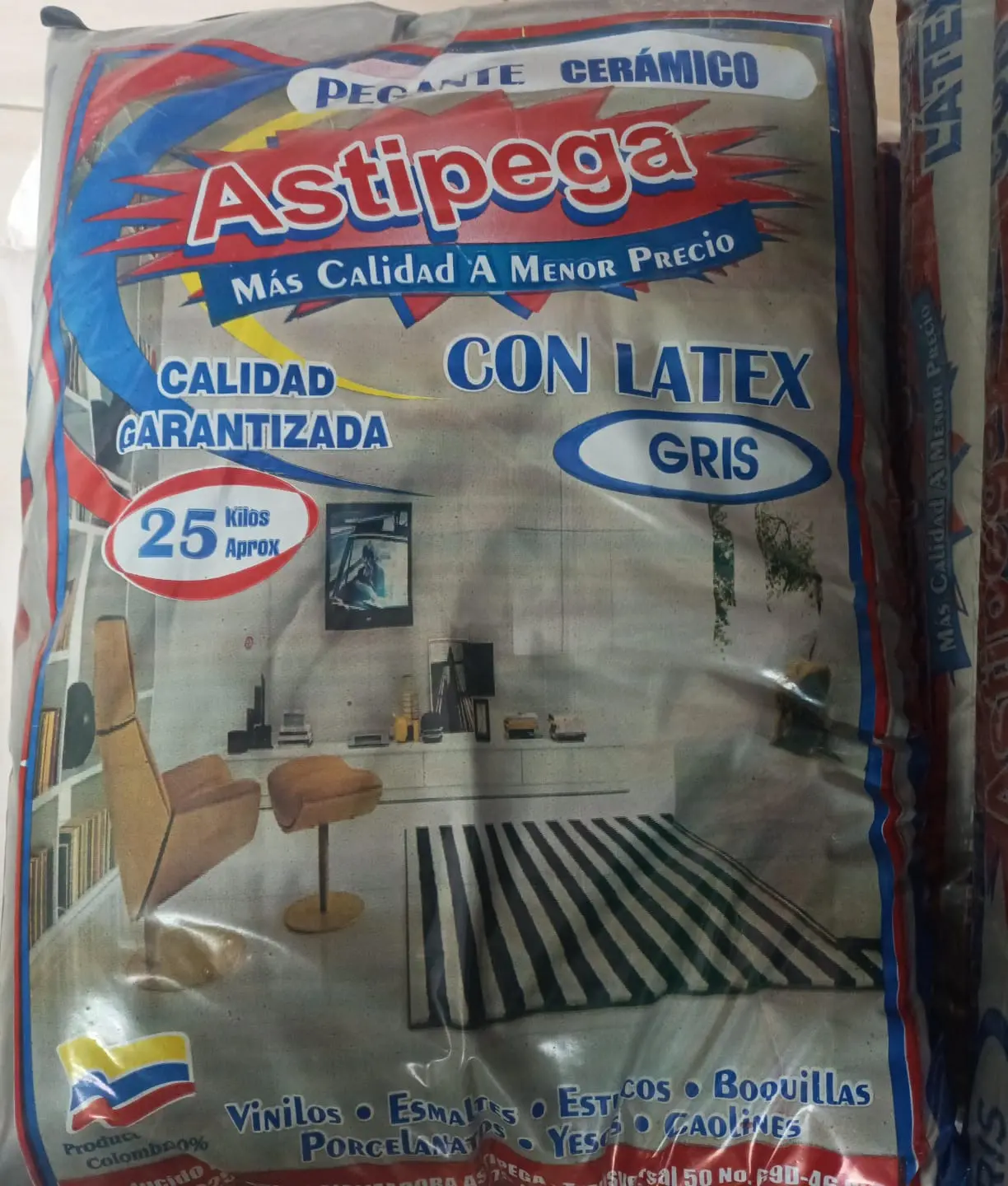 Bolsa de pegante cerámico gris con látex de 25 kg, diseño con de sala de estar moderna y bandera de Colombia.