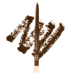 Lápiz de ojos café de la marca OG con trazos de pigmento marrón de textura cremosa y acabado en polvo.