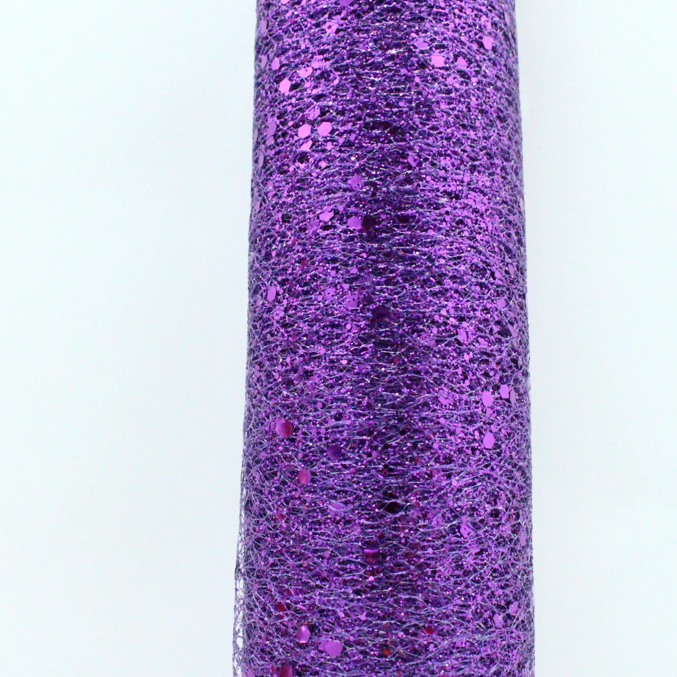 Rollo de malla navideña decorativa morada brillante con textura de red y destellos metalizados para manualidades.