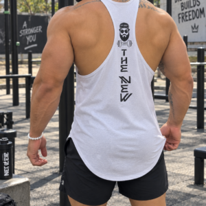 Camiseta esqueleto blanca deportiva con diseño negro en la espalda, vista posterior resaltando la musculatura en un parque de calistenia.