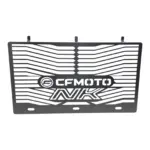 Protector de radiador negro en acero inoxidable para CFMOTO NK, con diseño de rejilla horizontal y logotipos calados de la marca y modelo.