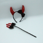 Diademas de Halloween con purpurina: una con cachos rojos y moño negro, y otra con tridente rojo, sobre fondo blanco.