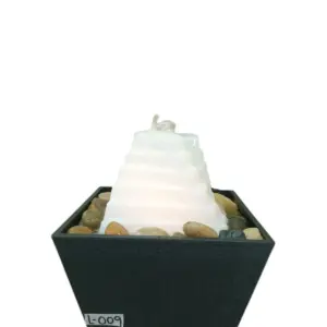 Mini fuente de agua negra con diseño piramidal de cascada, decorada con piedras naturales en la base y etiqueta lateral L-009.