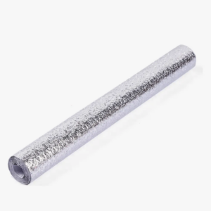 Rollo de aluminio adhesivo plateado con textura brillante para proteger paredes de cocina, visto en ángulo.