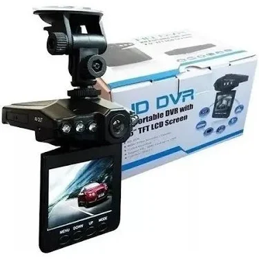 Cámara DVR para vehículo con pantalla TFT abatible, soporte de ventosa, lente gran angular, luces LED nocturnas y caja de empaque con especificaciones.