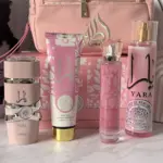 Cosmetiquera Yara con fragancias y accesorios de viaje - Organiza tu rutina diaria de belleza de forma práctica