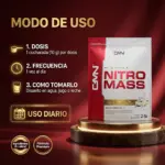 Empaque de Nitro Mass 2 lb sobre base dorada con instrucciones de uso: dosis de 10 g, frecuencia diaria y preparación en agua, jugo o leche.
