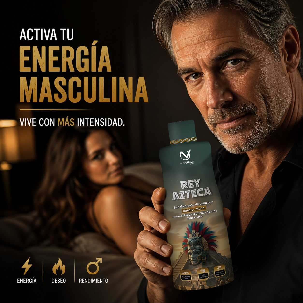 Hombre maduro sosteniendo botella de 500 mL de bebida Rey Azteca con maca y borojó, en primer plano y con mujer desenfocada al fondo.