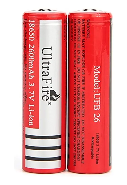 Dos baterías recargables UltraFire 18650 de litio, color rojo y blanco, modelo UFB 26, con 2600mAh y 3.7V.
