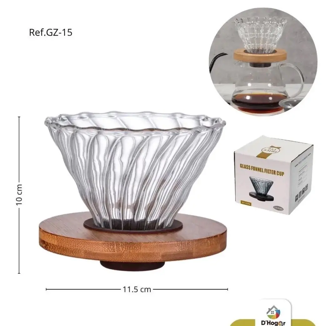Filtro V60 de vidrio transparente con ranuras en espiral y base de bambú de 11,5 cm de ancho por 10 cm de alto, junto a su caja y uso en cafetera