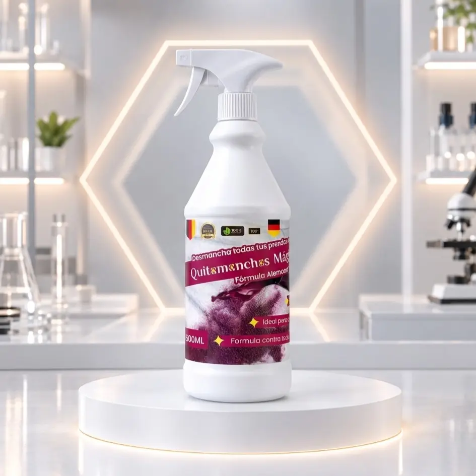 Botella rociadora blanca de quinientos mililitros sobre podio circular, con etiqueta morada y alemana, en laboratorio iluminado.