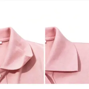 Detalle de cuello de camisa polo color rosa con protector adhesivo aplicado, mostrando la textura del tejido y la protección contra manchas de sudor.