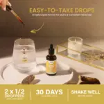 Gotero de vidrio ámbar con D3 K2 sobre plato blanco, junto a vaso con agua, vela y chía, mostrando gotas líquidas.