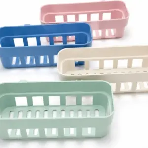 Cuatro repisas organizadoras de plástico PP con diseño de rejilla en colores rosa, azul, crema y verde menta para baño o cocina.