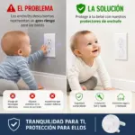 Comparativa de seguridad infantil: protector de enchufe transparente instalado en toma de corriente para prevenir descargas eléctricas y accidentes en bebés.