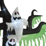 Árbol inflable de Halloween negro con ramas retorcidas, telas verdes rasgadas y dos fantasmas blancos con ojos rojos y rostros negros