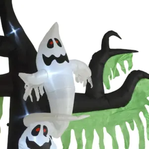 Árbol inflable de Halloween negro con ramas retorcidas, telas verdes rasgadas y dos fantasmas blancos con ojos rojos y rostros negros