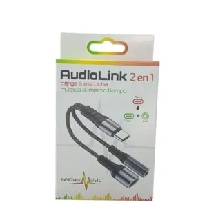Empaque blanco con adaptador 2 en 1 Tipo C a USB-C y auxiliar de 3.5 mm en cable trenzado gris con conectores metálicos.