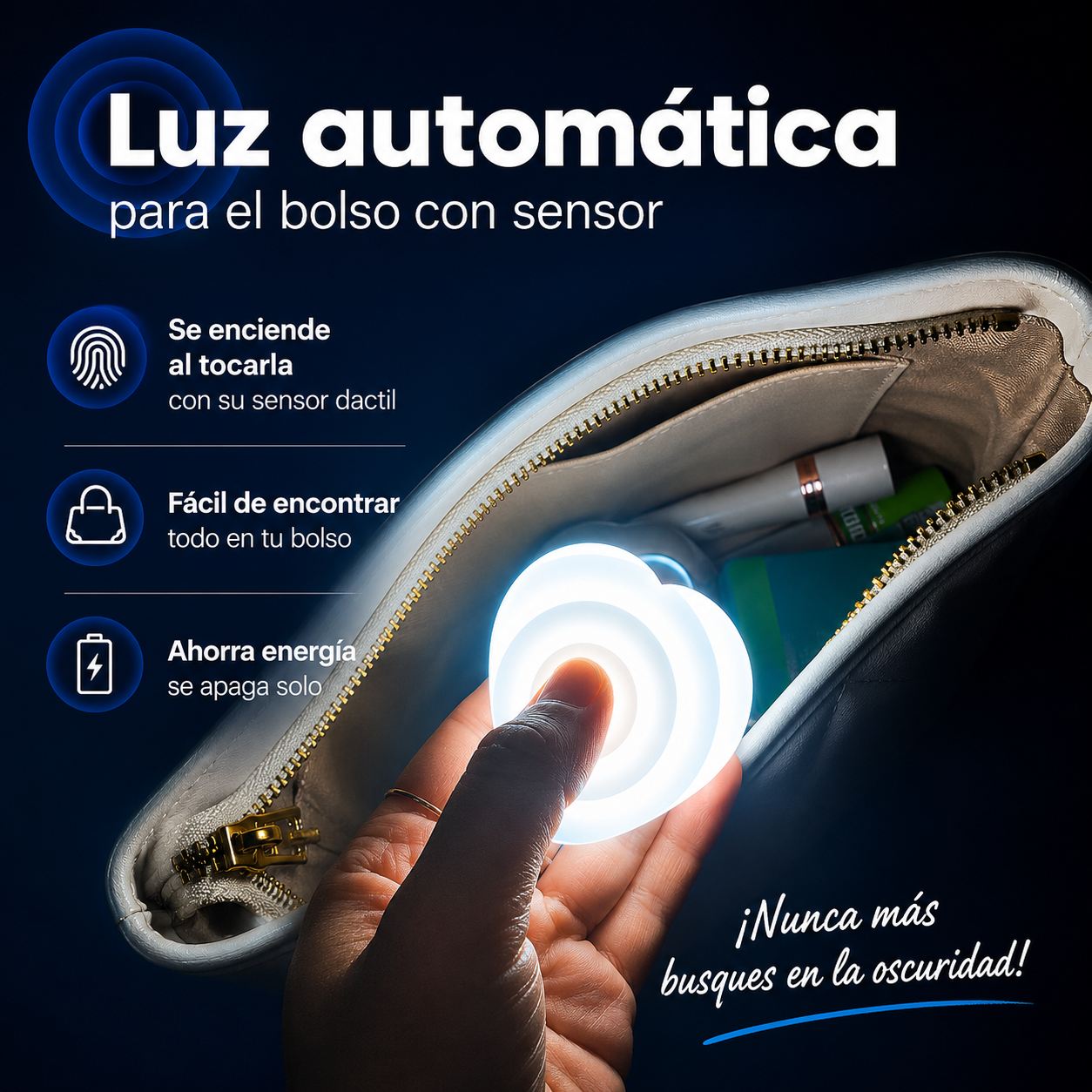 Mano sosteniendo lámpara LED táctil blanca en forma de flor encendida dentro de un bolso abierto, iluminando su contenido con luz suave.