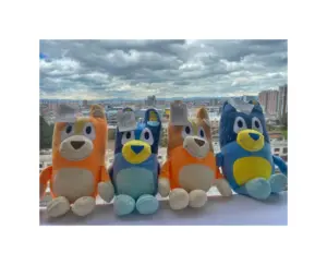 Set x2 Peluche de Bluey y familia para colgar con diseño suave - Decora las habitaciones infantiles con sus personajes favoritos