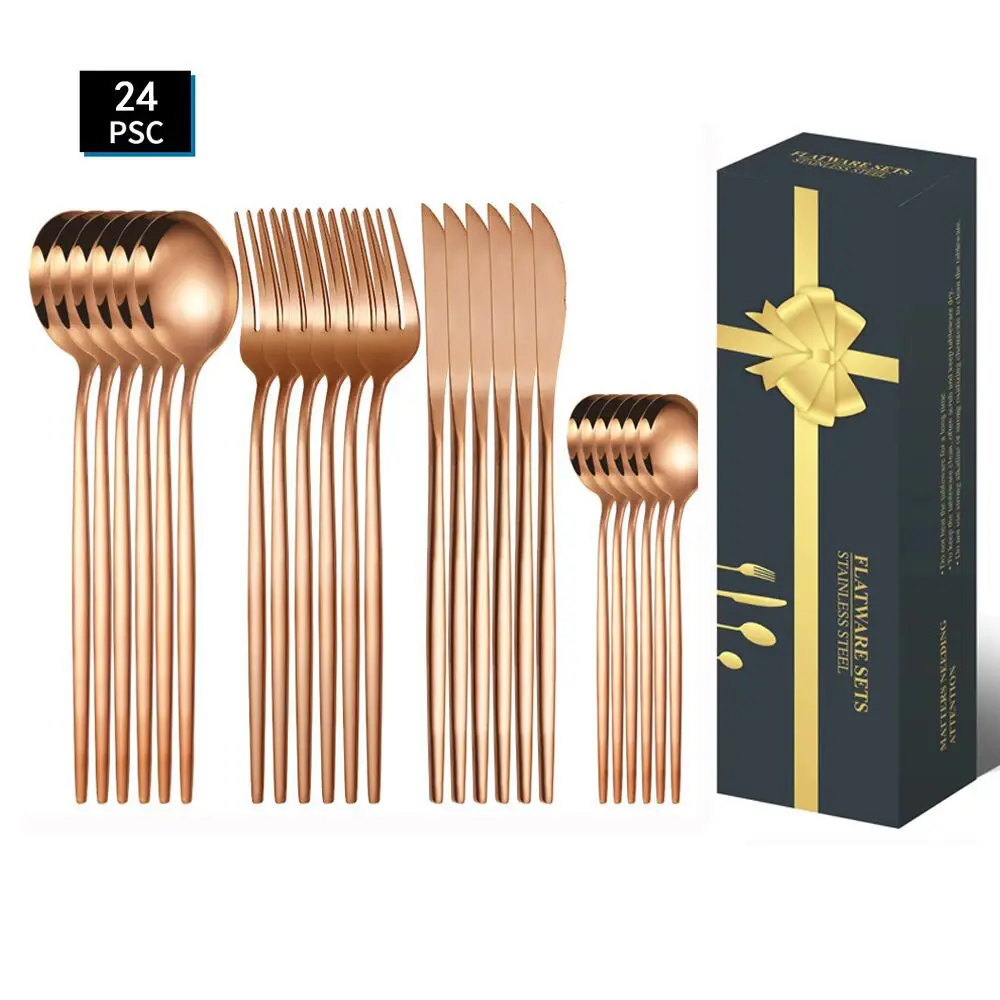 Set de 24 cubiertos de acero inoxidable color oro rosa para seis personas, organizados junto a su caja de regalo decorada con un lazo dorado.