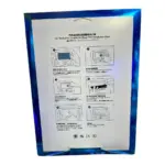 Reverso de empaque azul metálico con instrucciones ilustradas de seis pasos para la instalación del protector de vidrio templado en la radio.