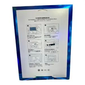 Reverso de empaque azul metálico con instrucciones ilustradas de seis pasos para la instalación del protector de vidrio templado en la radio.
