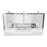 Protector de radiador para CFMOTO NK 250 en acero inoxidable cromado con diseño calado, logotipo de la marca y letras NK grabadas en el centro.