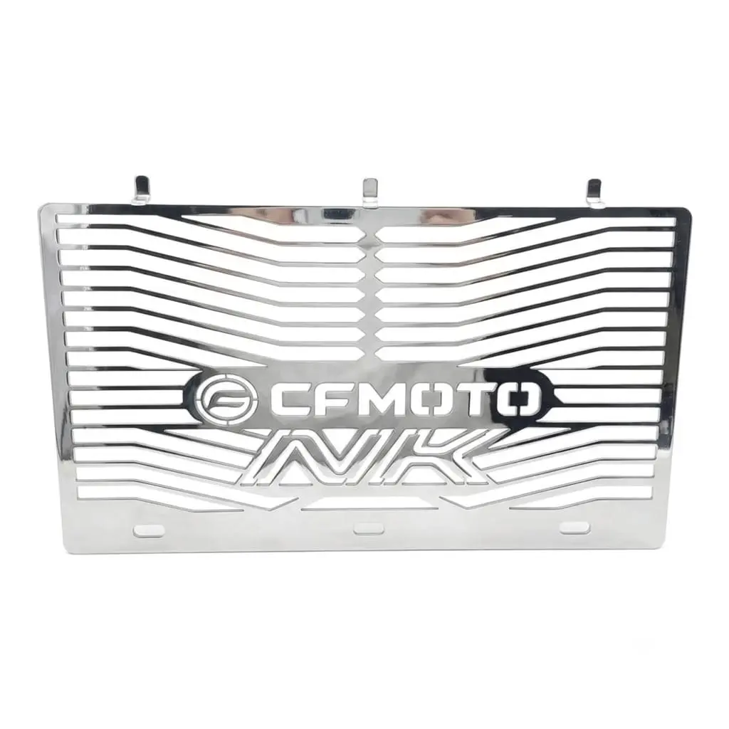 Protector de radiador para CFMOTO NK 250 en acero inoxidable cromado con diseño calado, logotipo de la marca y letras NK grabadas en el centro.