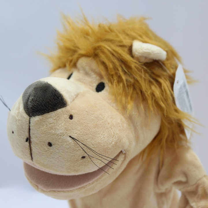 Títere de mano de peluche con diseño de león, melena marrón y boca móvil.