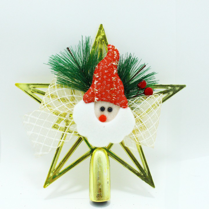 Punta de árbol navideño con estrella dorada brillante, decorada con un Santa Claus de fieltro, lazo de malla beige, ramas de pino y bayas rojas.