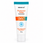 Tubo de protector solar Serum 10 SPF 50 de 50 g con ácido hialurónico y vitamina E, diseño vertical blanco con franja naranja y azul sobre fondo neutro.