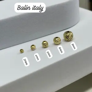 Cinco balines de oro laminado 18k con textura diamantada en tamaños de 3mm, 4mm, 5mm, 6mm y 8mm sobre fondo blanco.