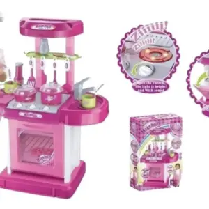Cocina de juguete rosa portátil con horno, accesorios, luces y sonidos junto a una niña disfrazada de chef y la caja del producto.