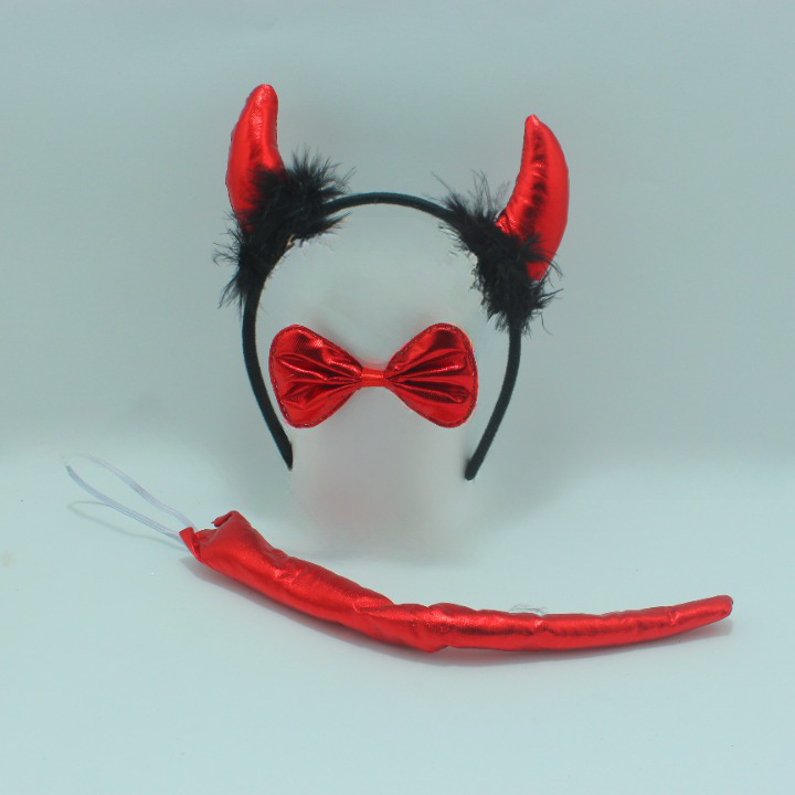 Set de disfraz de diablo rojo metalizado con diadema de cuernos con plumas negras, pajarita y cola con elástico.