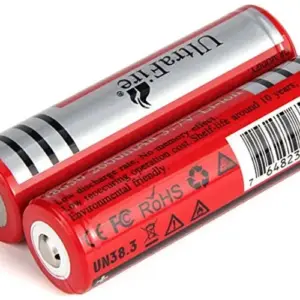 Dos baterías recargables de litio UltraFire 18650 en color rojo y plata, con acabado metálico y especificaciones técnicas visibles.