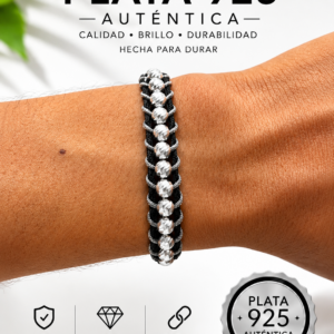 Pulsera de plata 925 con esferas brillantes y tejido negro resistente, mostrada en la muñeca para resaltar su diseño bicolor y sofisticado.