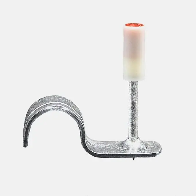 Clavo integral metálico con abrazadera curva para fijación de tuberías, incluye vástago con tope plástico superior para instalación en techos y estructuras.