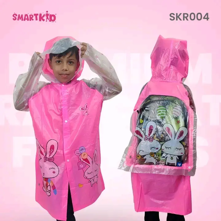 Carpa para lluvia infantil rosa con capucha, mangas transparentes, diseño de conejitos y fuelle trasero para mochila escolar.