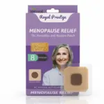 Caja morada de parches naturales para menopausia con retrato de mujer y un parche cuadrado beige con centro marrón en su empaque transparente.