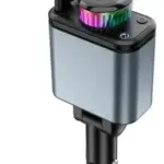 Cargador FM Bluetooth para auto color gris metálico con aromatizador circular de luz RGB, puerto de carga y conectores USB-C integrados.